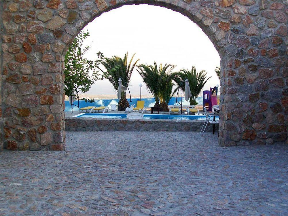 Zorbas Hotel Santorini Pyrgos Kallistis ภายนอก รูปภาพ